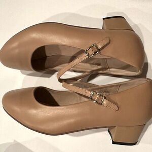 Never worn women’s 11 EE -extra wide shoes with strap.
1.5” heel. Beige/tan